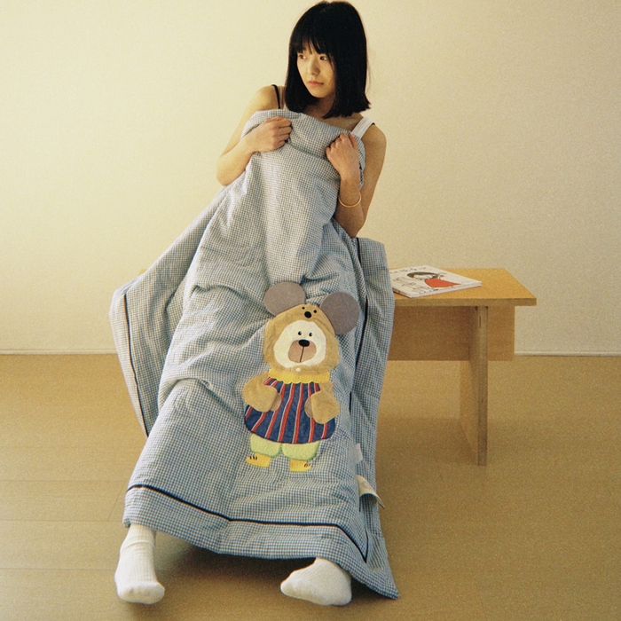 91家纺网 家纺一手货源 找家纺 喜多兔儿童家纺 2025新款色织天丝水洗棉夏被被子被芯 蓝格太阳小熊-胶片风