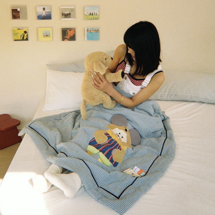 91家纺网 家纺一手货源 找家纺 喜多兔儿童家纺 2025新款色织天丝水洗棉夏被被子被芯 蓝格太阳小熊-胶片风