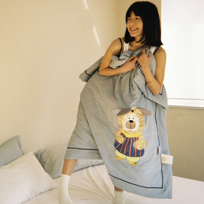 91家纺网 家纺一手货源 找家纺 喜多兔儿童家纺 2025新款色织天丝水洗棉夏被被子被芯 蓝格太阳小熊-胶片风