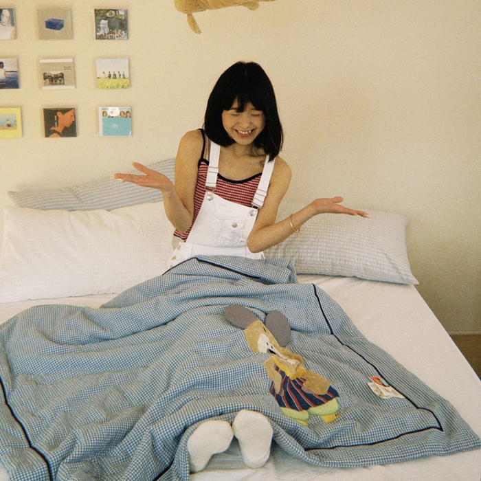 91家纺网 家纺一手货源 找家纺 喜多兔儿童家纺 2025新款色织天丝水洗棉夏被被子被芯 蓝格太阳小熊-胶片风