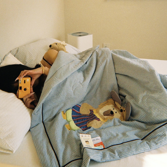 91家纺网 家纺一手货源 找家纺 喜多兔儿童家纺 2025新款色织天丝水洗棉夏被被子被芯 蓝格太阳小熊-胶片风