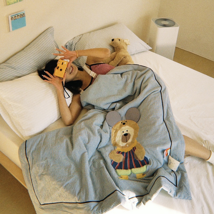 91家纺网 家纺一手货源 找家纺 喜多兔儿童家纺 2025新款色织天丝水洗棉夏被被子被芯 蓝格太阳小熊-胶片风