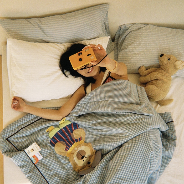 91家纺网 家纺一手货源 找家纺 喜多兔儿童家纺 2025新款色织天丝水洗棉夏被被子被芯 蓝格太阳小熊-胶片风