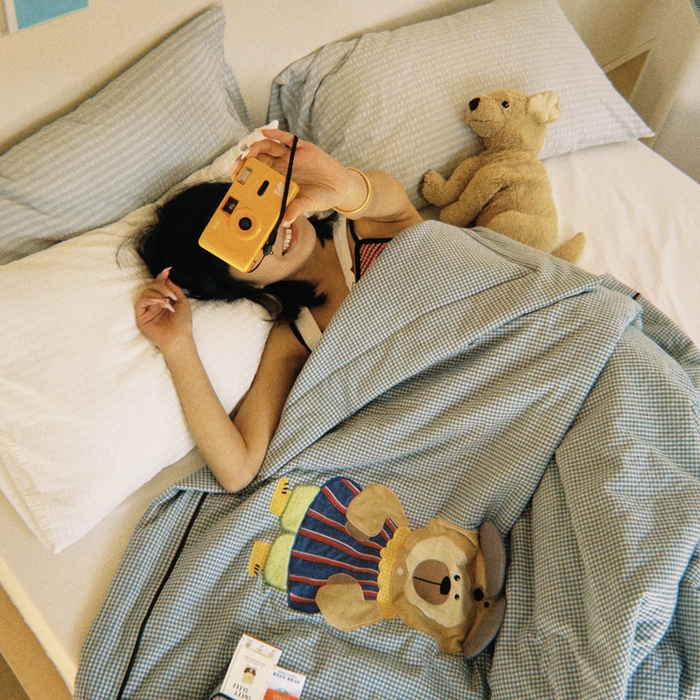 91家纺网 家纺一手货源 找家纺 喜多兔儿童家纺 2025新款色织天丝水洗棉夏被被子被芯 蓝格太阳小熊-胶片风