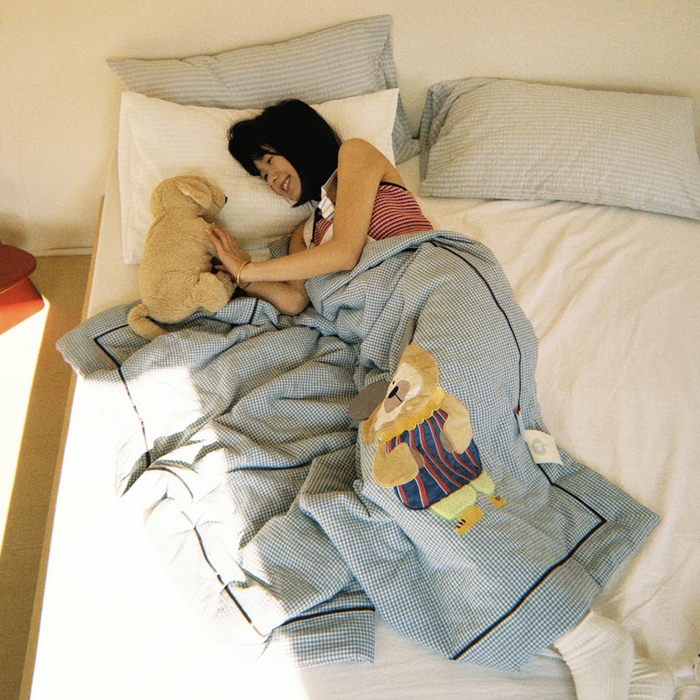 91家纺网 家纺一手货源 找家纺 喜多兔儿童家纺 2025新款色织天丝水洗棉夏被被子被芯 蓝格太阳小熊-胶片风