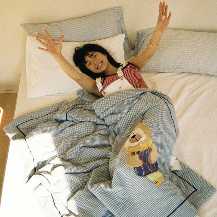 91家纺网 家纺一手货源 找家纺 喜多兔儿童家纺 2025新款色织天丝水洗棉夏被被子被芯 蓝格太阳小熊-胶片风