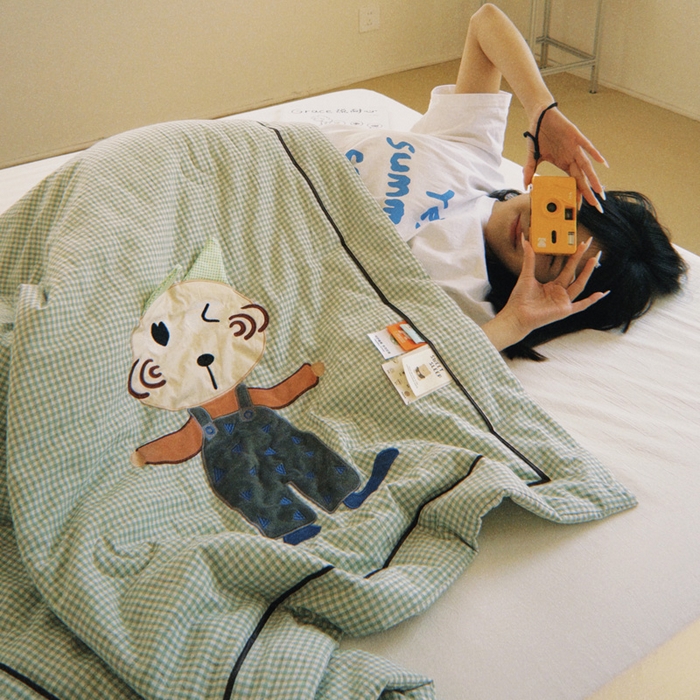 91家纺网 家纺一手货源 找家纺 喜多兔儿童家纺 2025新款色织天丝水洗棉夏被被子被芯 绿格星星小怪兽-胶片风