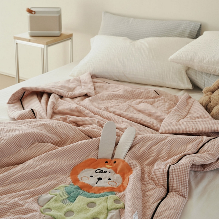 91家纺网 家纺一手货源 找家纺 喜多兔儿童家纺 2025新款色织天丝水洗棉夏被被子被芯 粉格月亮小兔-日系风
