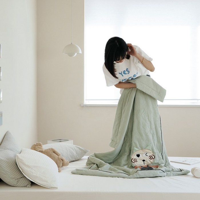 91家纺网 家纺一手货源 找家纺 喜多兔儿童家纺 2025新款色织天丝水洗棉夏被被子被芯 绿格星星小怪兽-日系风