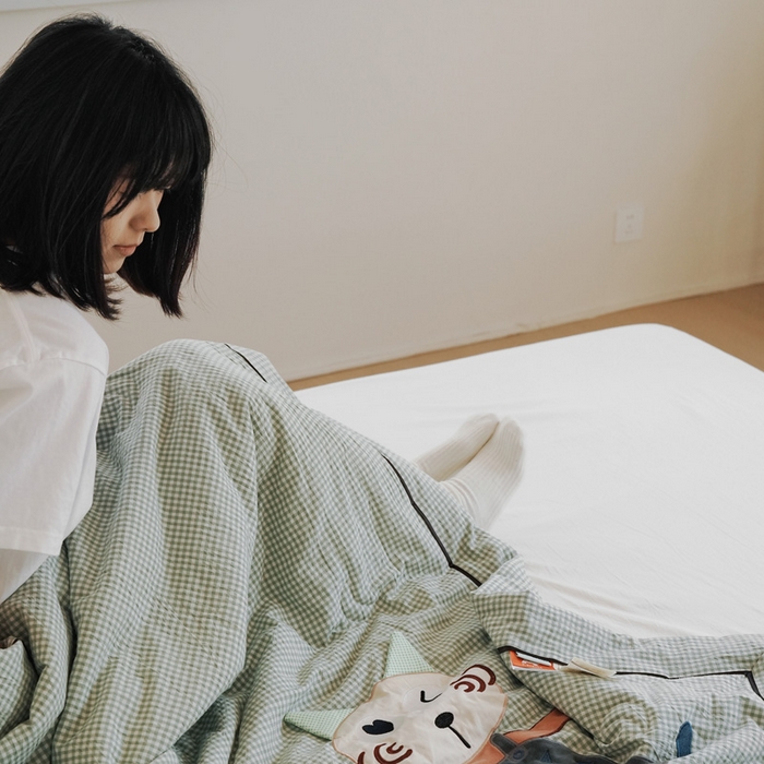 91家纺网 家纺一手货源 找家纺 喜多兔儿童家纺 2025新款色织天丝水洗棉夏被被子被芯 绿格星星小怪兽-日系风