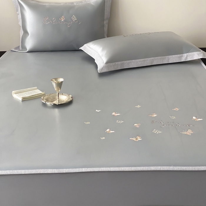 91家纺网 家纺一手货源 找家纺 由有家居 2025新款7A级高精密A类抗菌色织提花进口刺绣冰丝凉席-蝶影 蝶影-灰