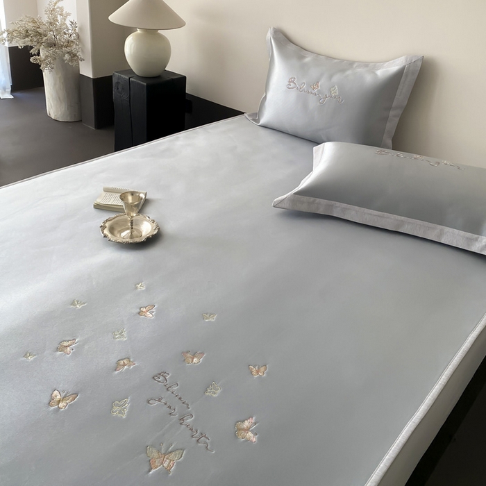 91家纺网 家纺一手货源 找家纺 由有家居 2025新款7A级高精密A类抗菌色织提花进口刺绣冰丝凉席-蝶影 蝶影-灰