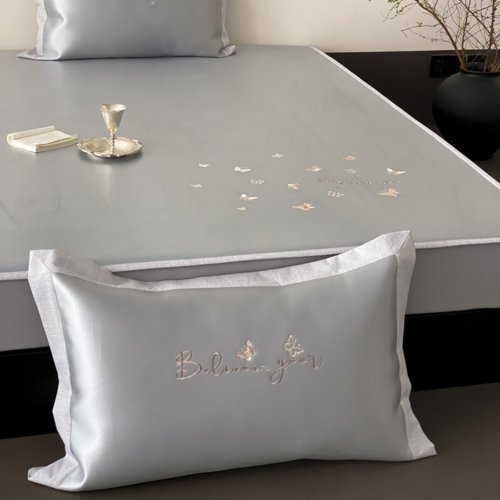 91家纺网 家纺一手货源 找家纺 由有家居 2025新款7A级高精密A类抗菌色织提花进口刺绣冰丝凉席-蝶影 蝶影-灰