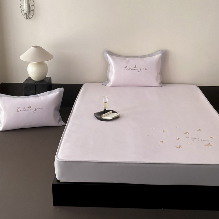 91家纺网 家纺一手货源 找家纺 由有家居 2025新款7A级高精密A类抗菌色织提花进口刺绣冰丝凉席-蝶影 蝶影-粉