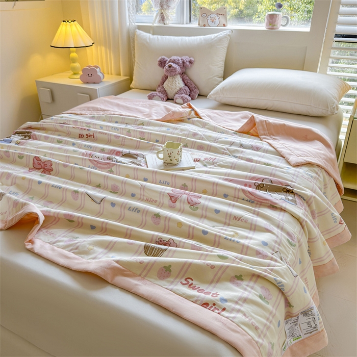 91家纺网 家纺一手货源 找家纺 小石头家纺 2025新款里外全棉A类纯棉棉花小碎花夏被包质检=买家秀 草莓女孩