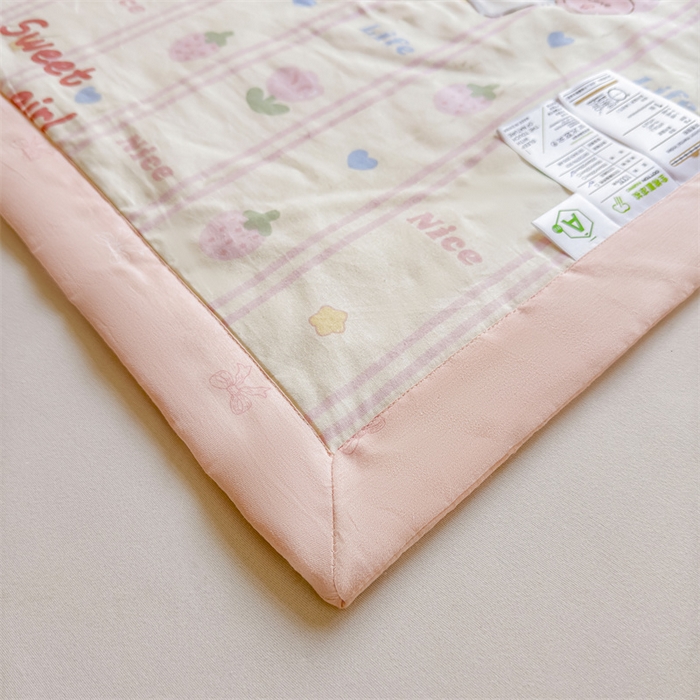 91家纺网 家纺一手货源 找家纺 小石头家纺 2025新款里外全棉A类纯棉棉花小碎花夏被包质检=买家秀 草莓女孩