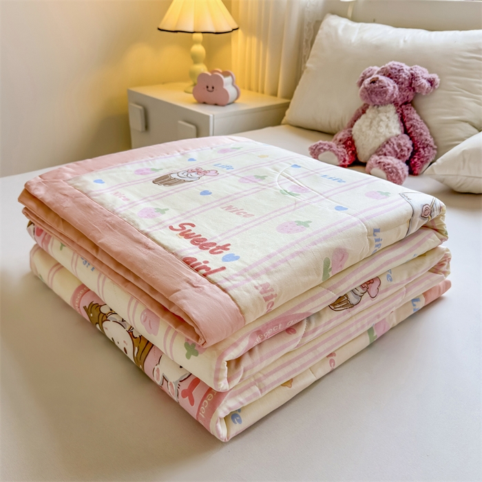 91家纺网 家纺一手货源 找家纺 小石头家纺 2025新款里外全棉A类纯棉棉花小碎花夏被包质检=买家秀 草莓女孩