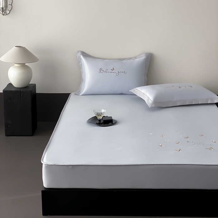 91家纺网 家纺一手货源 找家纺 由有家居 2025新款7A级高精密A类抗菌色织提花进口刺绣冰丝凉席-蝶影 蝶影-浅蓝