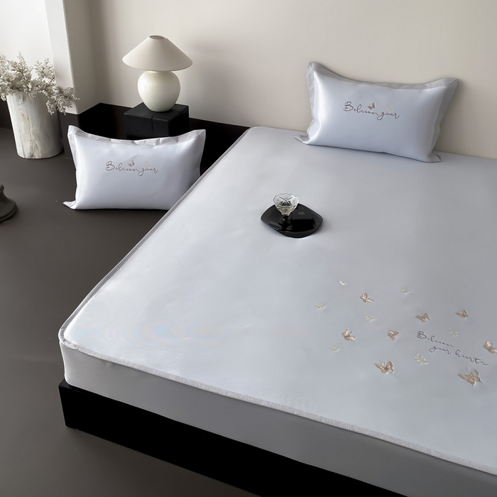 91家纺网 家纺一手货源 找家纺 由有家居 2025新款7A级高精密A类抗菌色织提花进口刺绣冰丝凉席-蝶影 蝶影-浅蓝