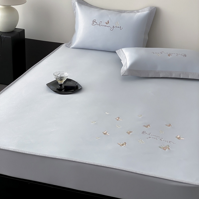 91家纺网 家纺一手货源 找家纺 由有家居 2025新款7A级高精密A类抗菌色织提花进口刺绣冰丝凉席-蝶影 蝶影-浅蓝