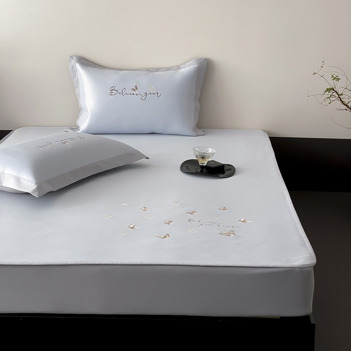 91家纺网 家纺一手货源 找家纺 由有家居 2025新款7A级高精密A类抗菌色织提花进口刺绣冰丝凉席-蝶影 蝶影-浅蓝