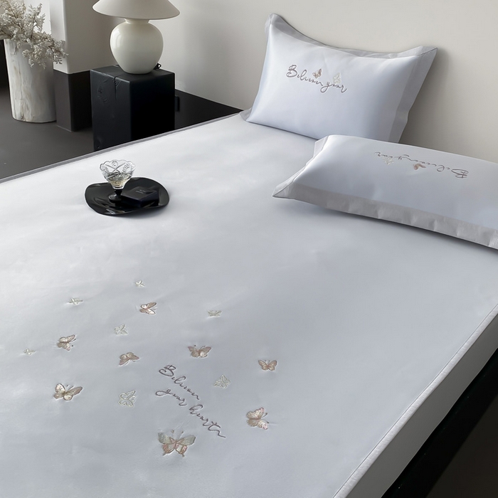 91家纺网 家纺一手货源 找家纺 由有家居 2025新款7A级高精密A类抗菌色织提花进口刺绣冰丝凉席-蝶影 蝶影-浅蓝