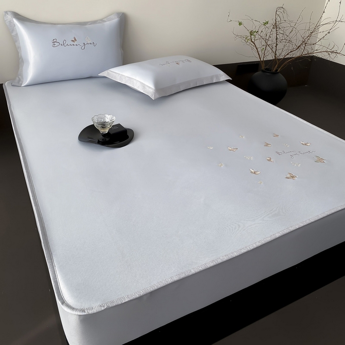 91家纺网 家纺一手货源 找家纺 由有家居 2025新款7A级高精密A类抗菌色织提花进口刺绣冰丝凉席-蝶影 蝶影-浅蓝