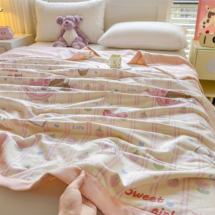 91家纺网 家纺一手货源 找家纺 小石头家纺 2025新款里外全棉A类纯棉棉花小碎花夏被包质检=买家秀 草莓女孩