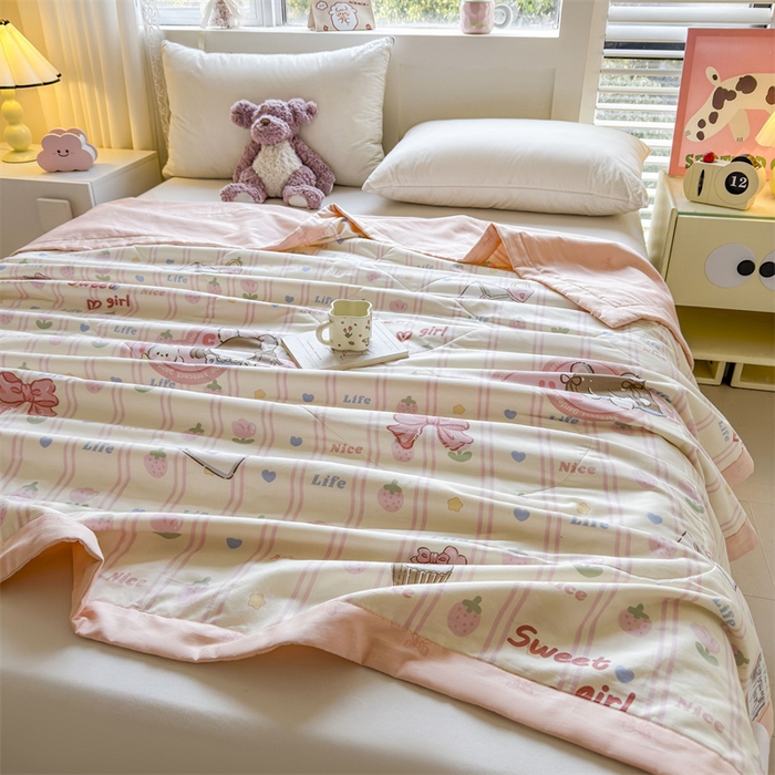 91家纺网 家纺一手货源 找家纺 小石头家纺 2025新款里外全棉A类纯棉棉花小碎花夏被包质检=买家秀 草莓女孩