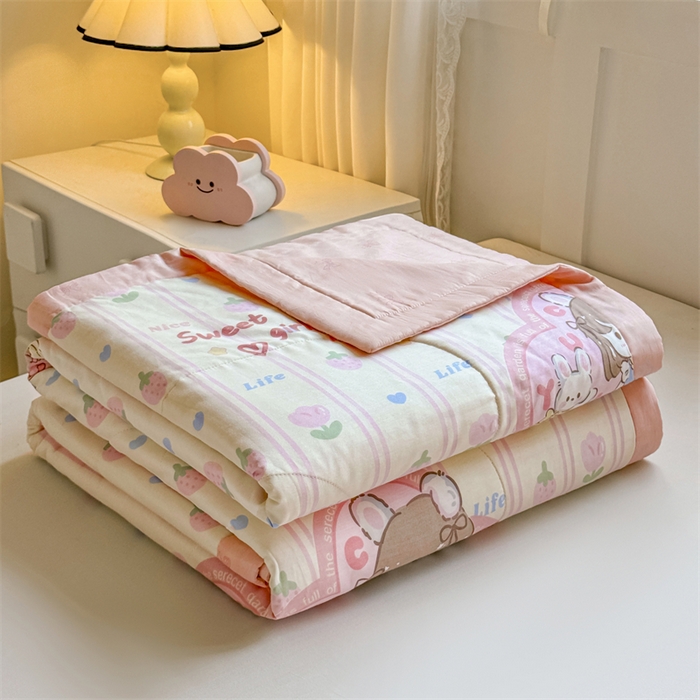 91家纺网 家纺一手货源 找家纺 小石头家纺 2025新款里外全棉A类纯棉棉花小碎花夏被包质检=买家秀 草莓女孩