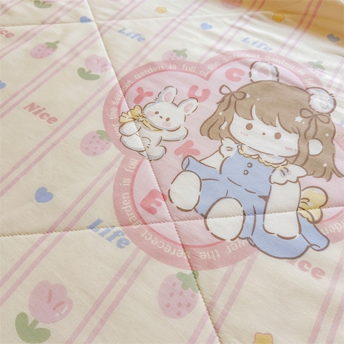 91家纺网 家纺一手货源 找家纺 小石头家纺 2025新款里外全棉A类纯棉棉花小碎花夏被包质检=买家秀 草莓女孩