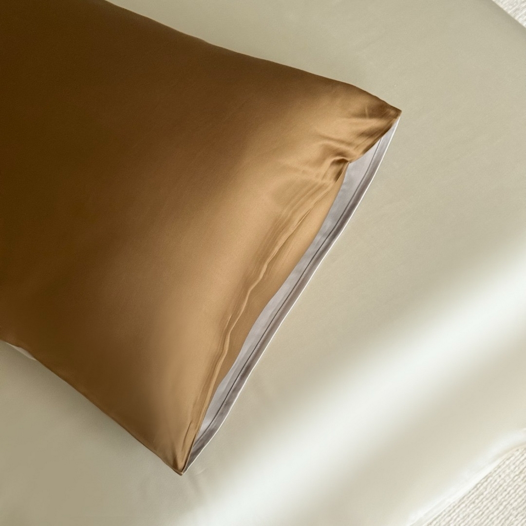 91家纺网 家纺一手货源 找家纺 禾时 2025新款纯色双拼兰精天丝单品系列-单枕套 枕套单件 敦煌色-曙光银