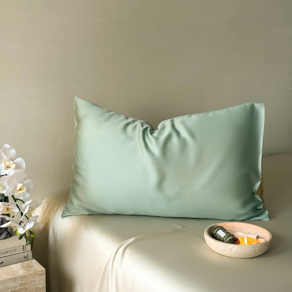 91家纺网 家纺一手货源 找家纺 禾时 2025新款纯色双拼兰精天丝单品系列-单枕套 枕套单件 浅艾绿-香槟金