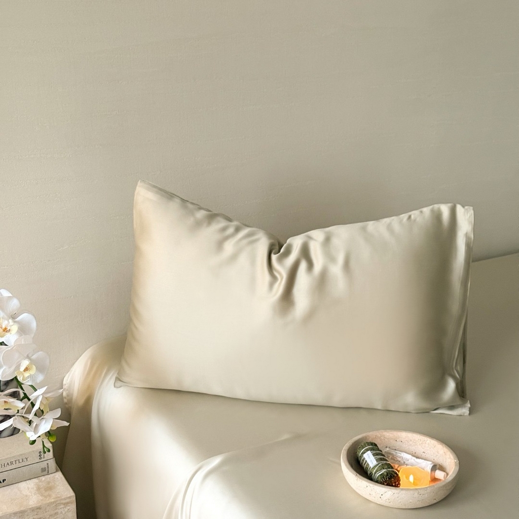 91家纺网 家纺一手货源 找家纺 禾时 2025新款纯色双拼兰精天丝单品系列-单枕套 枕套单件 烟轻绿