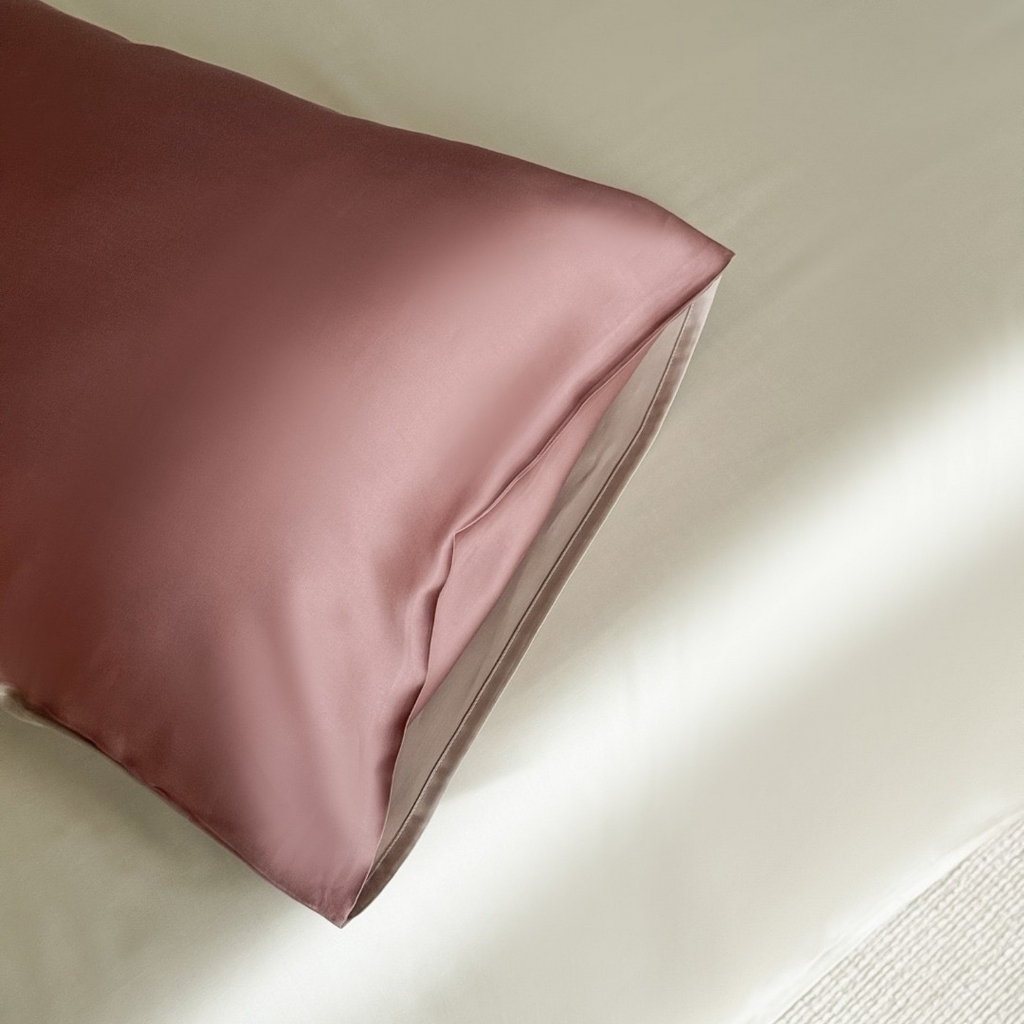 91家纺网 家纺一手货源 找家纺 禾时 2025新款纯色双拼兰精天丝单品系列-单枕套 枕套单件 野樱莓-芋泥灰
