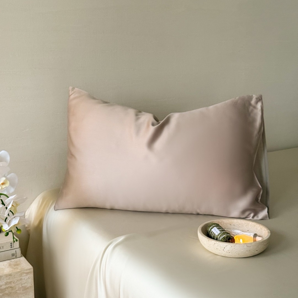 91家纺网 家纺一手货源 找家纺 禾时 2025新款纯色双拼兰精天丝单品系列-单枕套 枕套单件 夜影凝香-霜华银