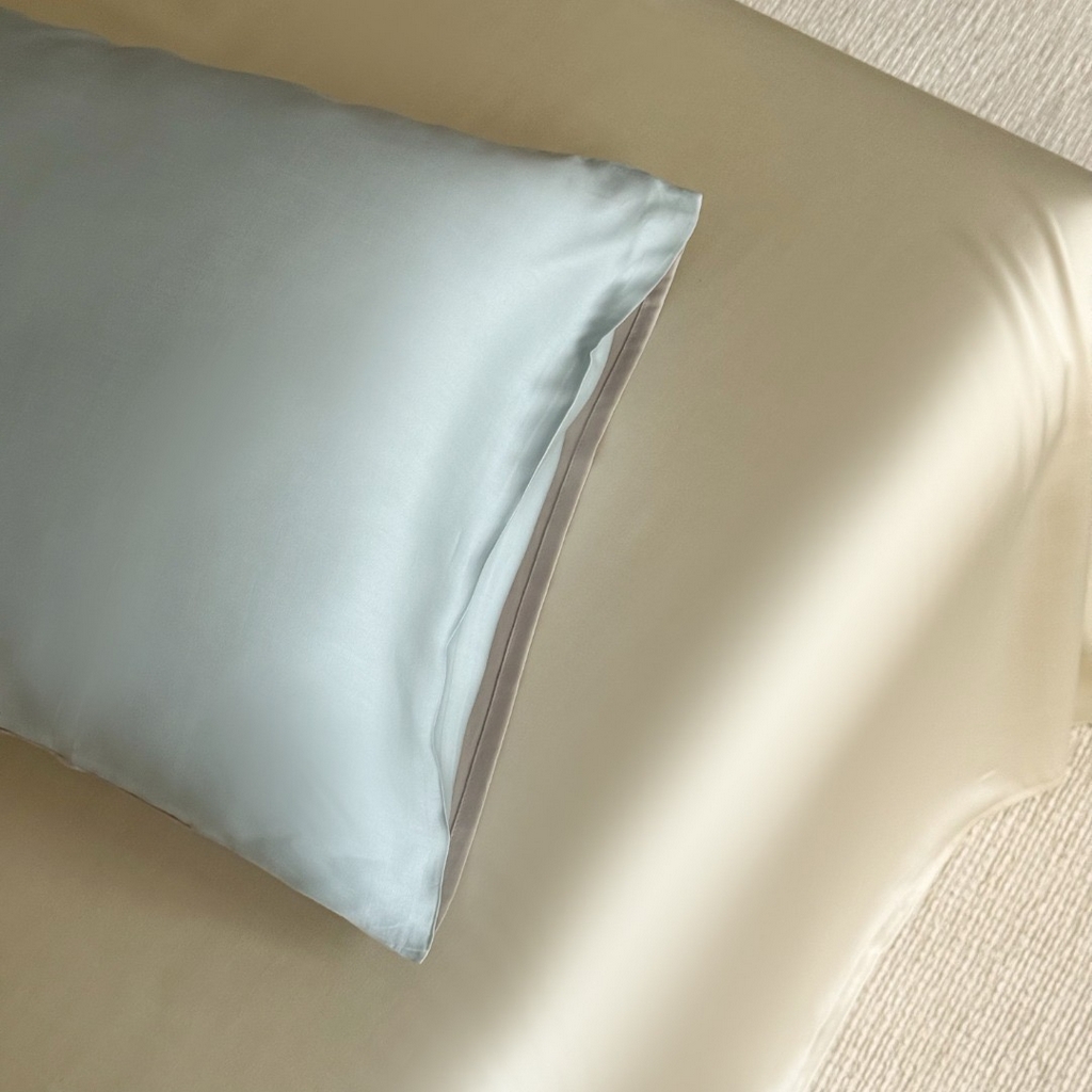 91家纺网 家纺一手货源 找家纺 禾时 2025新款纯色双拼兰精天丝单品系列-单枕套 枕套单件 映霜蓝-霜华银