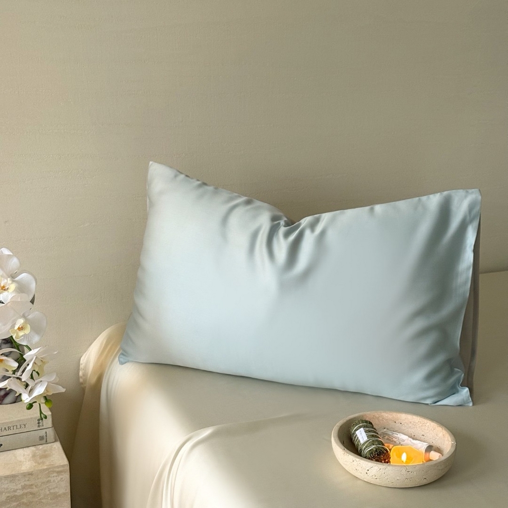 91家纺网 家纺一手货源 找家纺 禾时 2025新款纯色双拼兰精天丝单品系列-单枕套 枕套单件 映霜蓝-霜华银