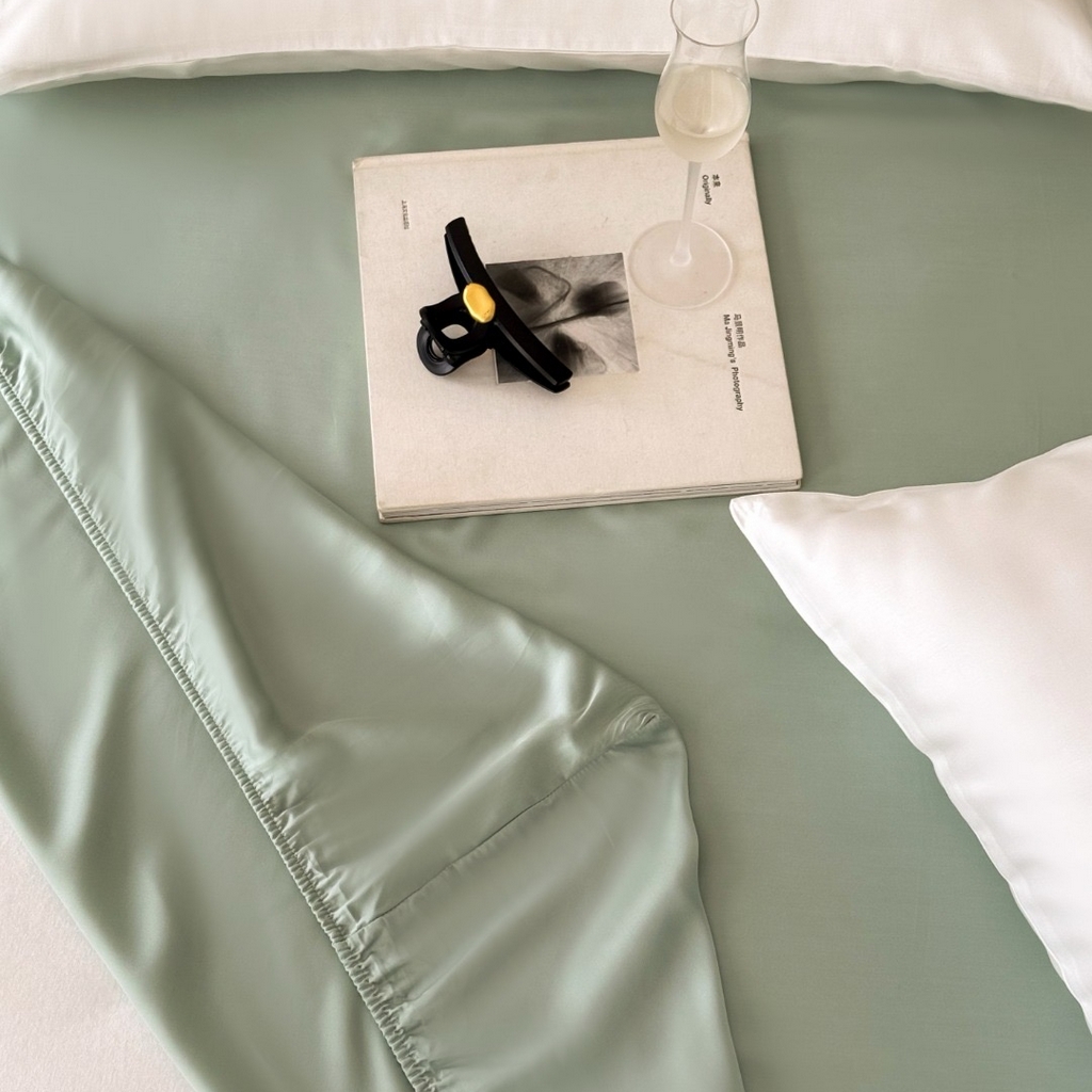 91家纺网 家纺一手货源 找家纺 禾时 2025新款纯色双拼兰精天丝单品系列-单床笠 床笠单件 浅艾绿