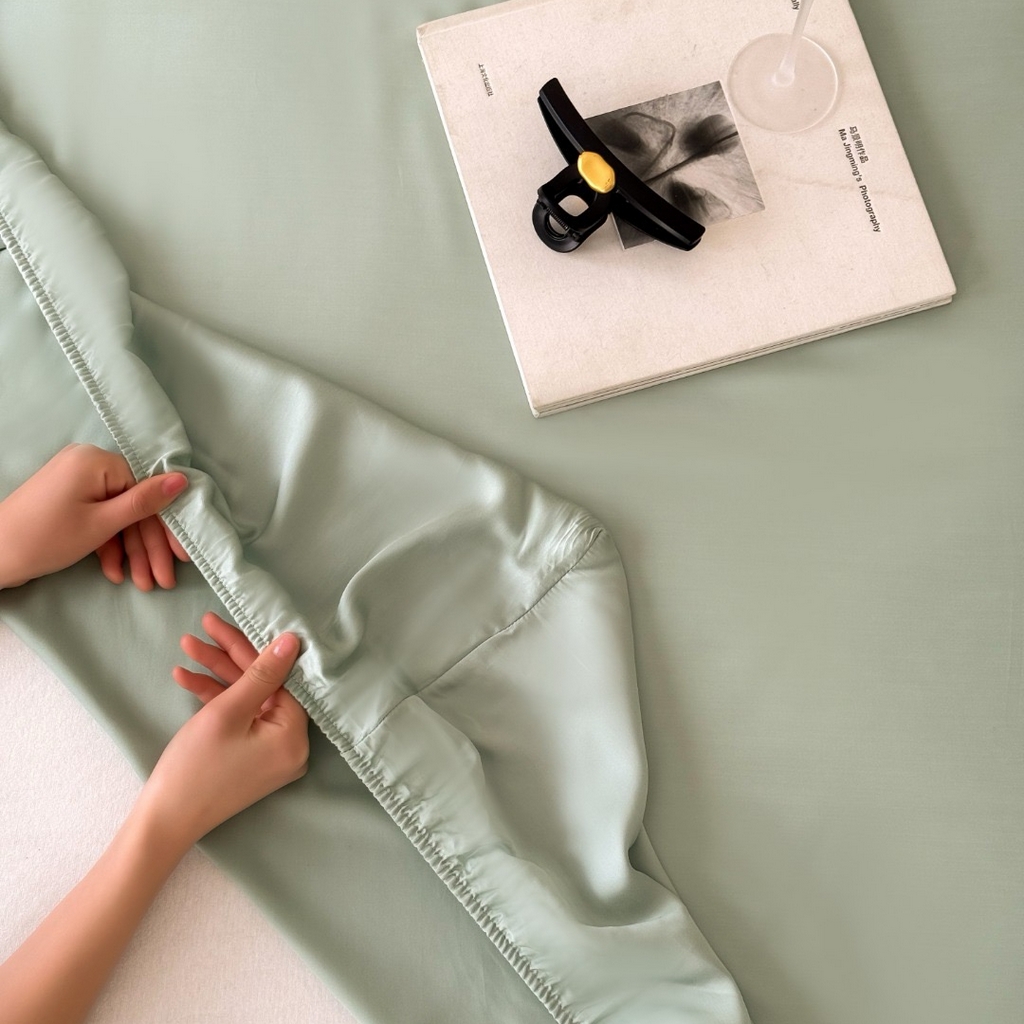 91家纺网 家纺一手货源 找家纺 禾时 2025新款纯色双拼兰精天丝单品系列-单床笠 床笠单件 浅艾绿