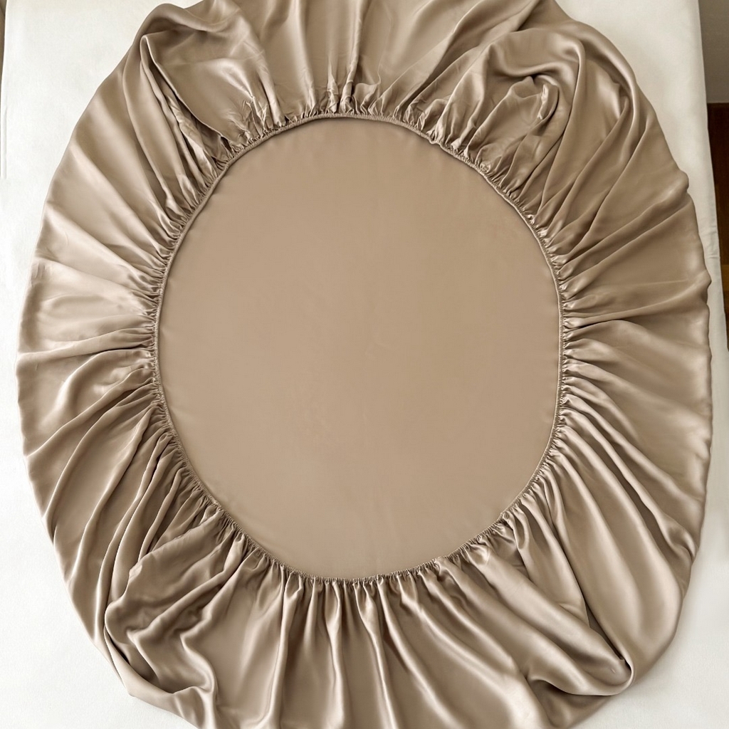 91家纺网 家纺一手货源 找家纺 禾时 2025新款纯色双拼兰精天丝单品系列-单床笠 床笠单件 芋泥灰