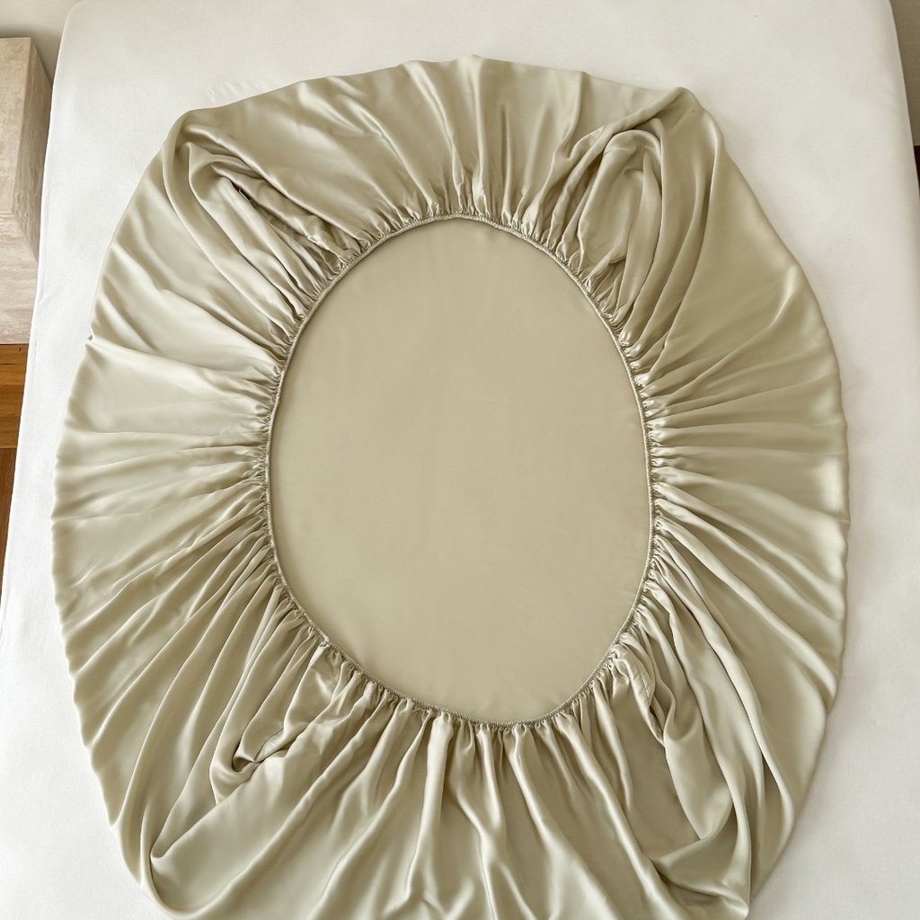 91家纺网 家纺一手货源 找家纺 禾时 2025新款纯色双拼兰精天丝单品系列-单床笠 床笠单件 烟轻绿