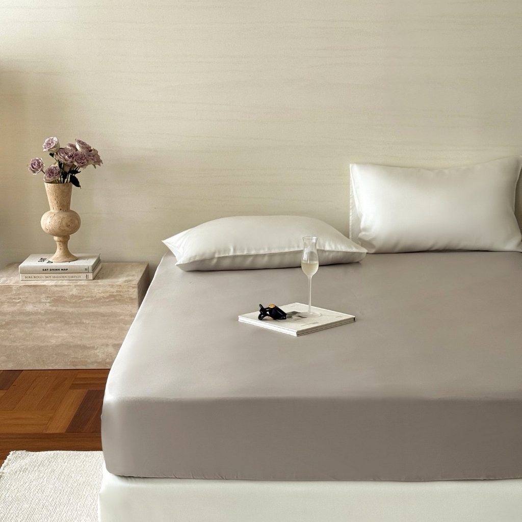 91家纺网 家纺一手货源 找家纺 禾时 2025新款纯色双拼兰精天丝单品系列-单床笠 床笠单件 霜华银