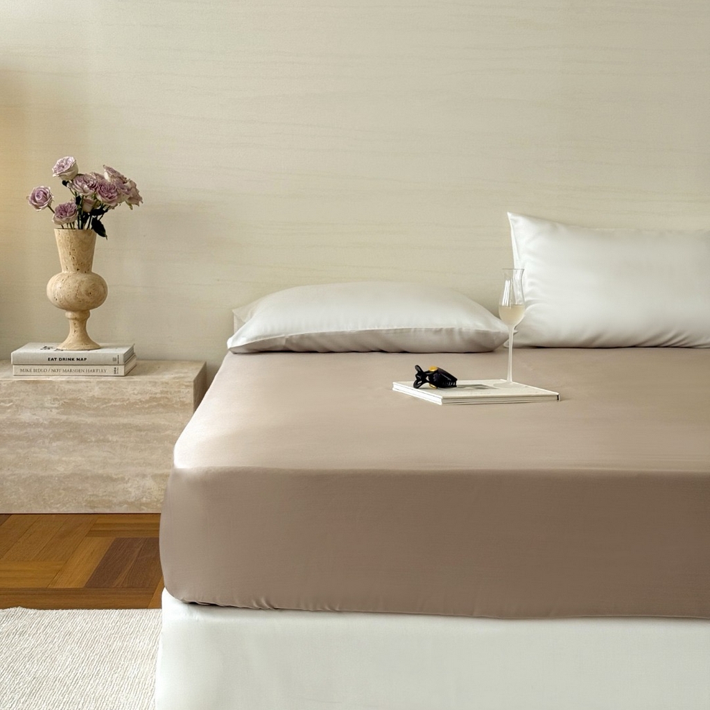 91家纺网 家纺一手货源 找家纺 禾时 2025新款纯色双拼兰精天丝单品系列-单床笠 床笠单件 芋泥灰