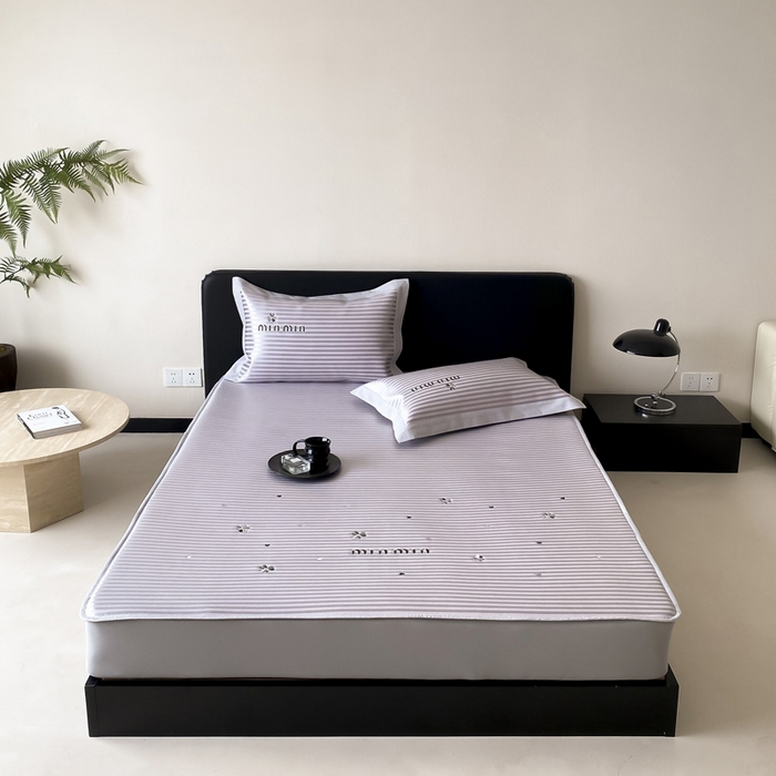 91家纺网 家纺一手货源 找家纺 （总）由有家居 2025新款轻奢7A高精密抗菌可水洗色织提花进口刺绣冰丝凉席-森恋