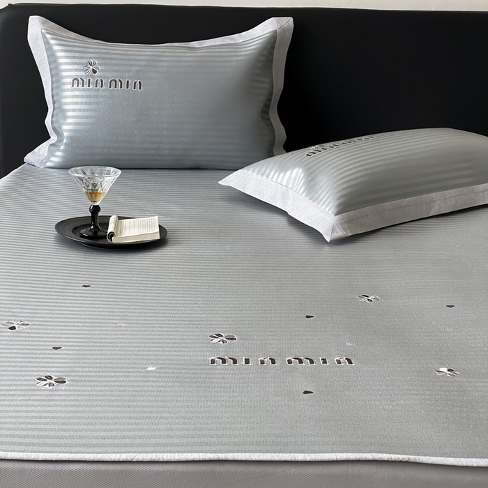 91家纺网 家纺一手货源 找家纺 由有家居 2025新款轻奢7A高精密抗菌可水洗色织提花进口刺绣冰丝凉席-森恋 森恋-灰