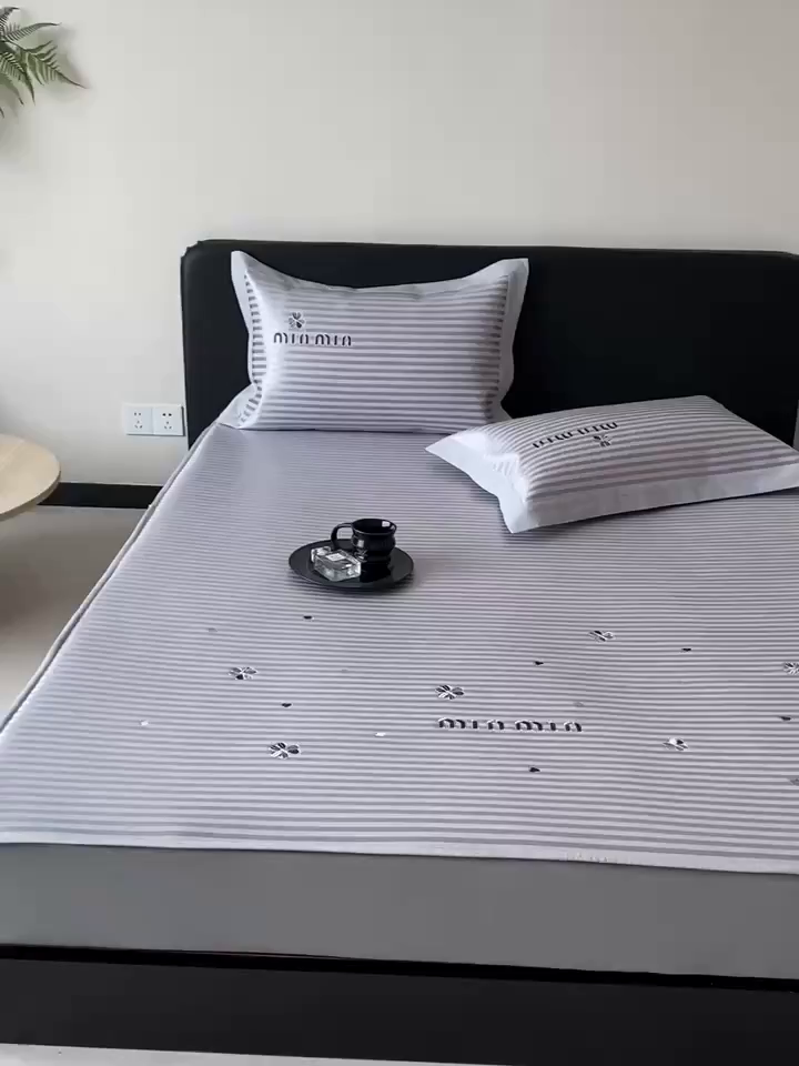 91家纺网 家纺一手货源 找家纺 由有家居 2025新款轻奢7A高精密抗菌可水洗色织提花进口刺绣冰丝凉席-森恋 森恋-粉