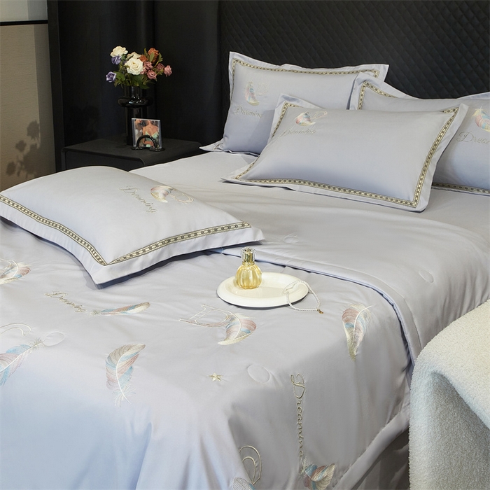 91家纺网 家纺一手货源 找家纺 佳宇轩 2025爆款A类水洗棉刺绣花边夏被夏凉被空调被夏季薄被子三四件套轻奢凉感可机洗 蜜羽-浅灰