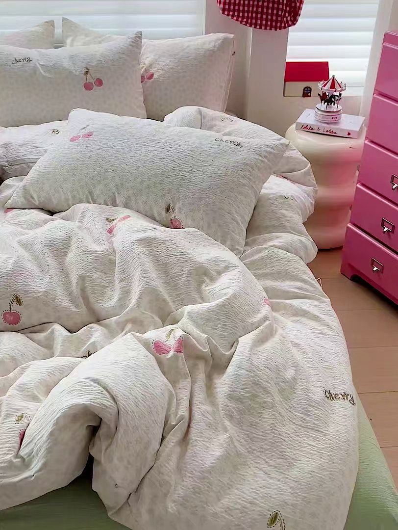 91家纺网 家纺一手货源 找家纺 名品家纺 2025新款云感皱皱双层纱四件套 樱桃小果