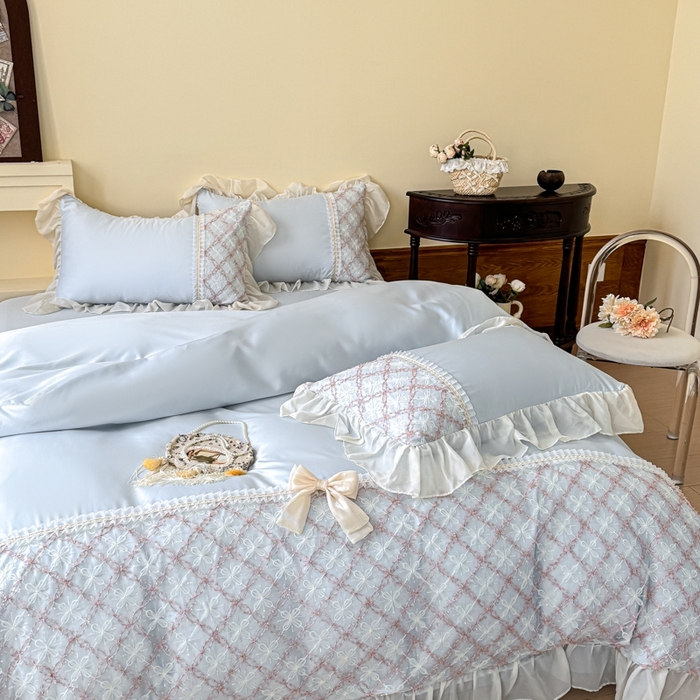 91家纺网 家纺一手货源 找家纺 凯美家居 2025新款水洗真丝蕾丝刺绣四件套 爱丽莎 浅蓝